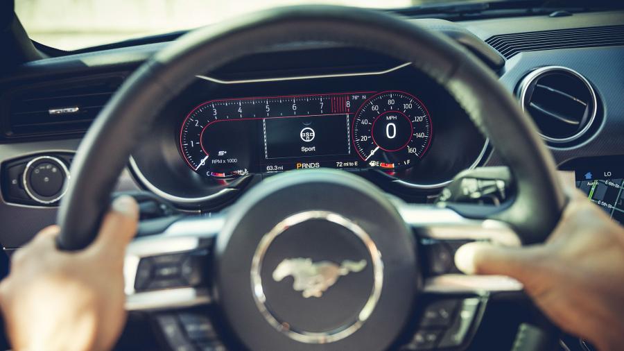 Панель приборов Ford Mustang EcoBoost Fastback 2017 года  (NA) (фото 8 из 13)